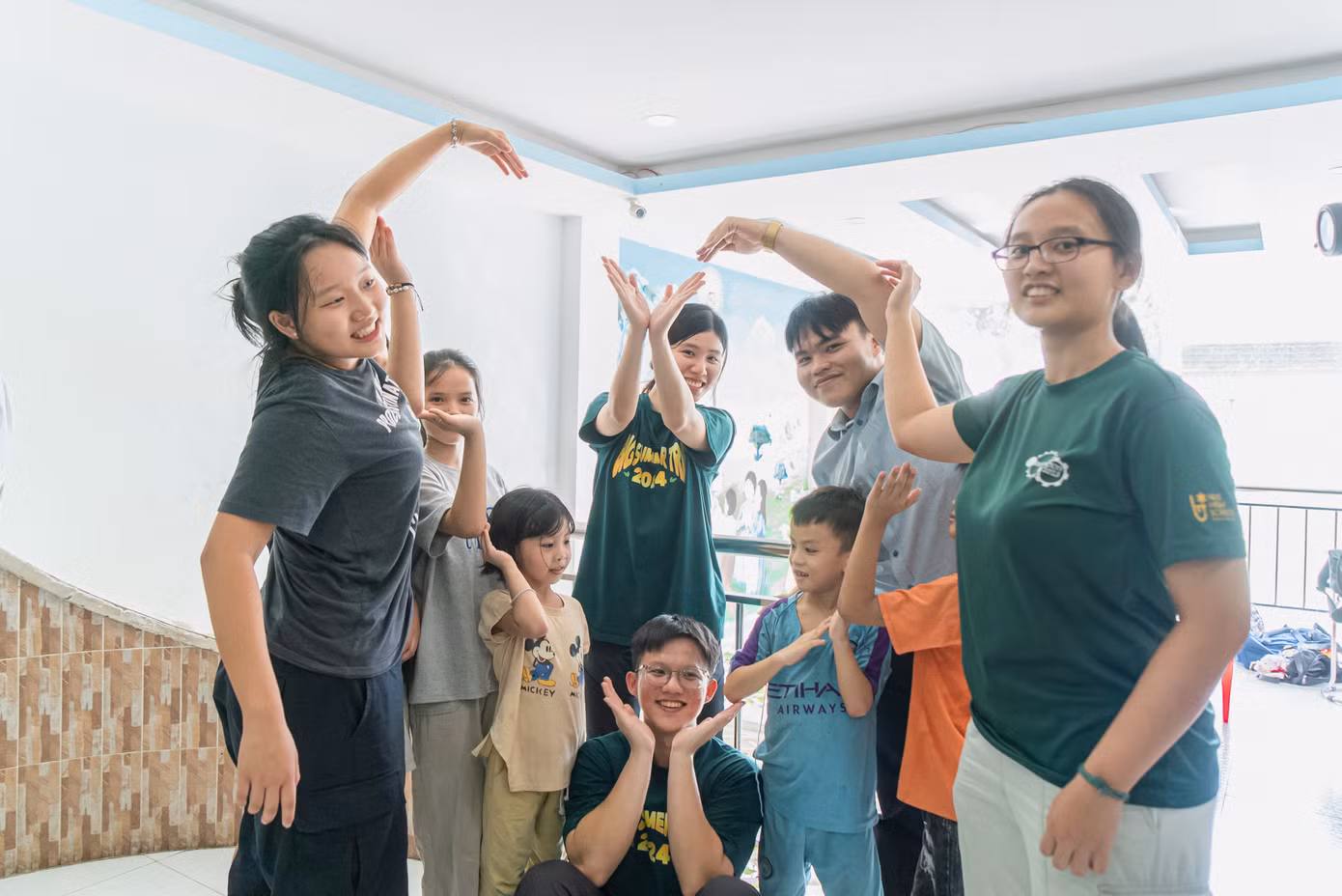 Phương Linh (ngoài cùng bên trái). Ảnh: NVCC