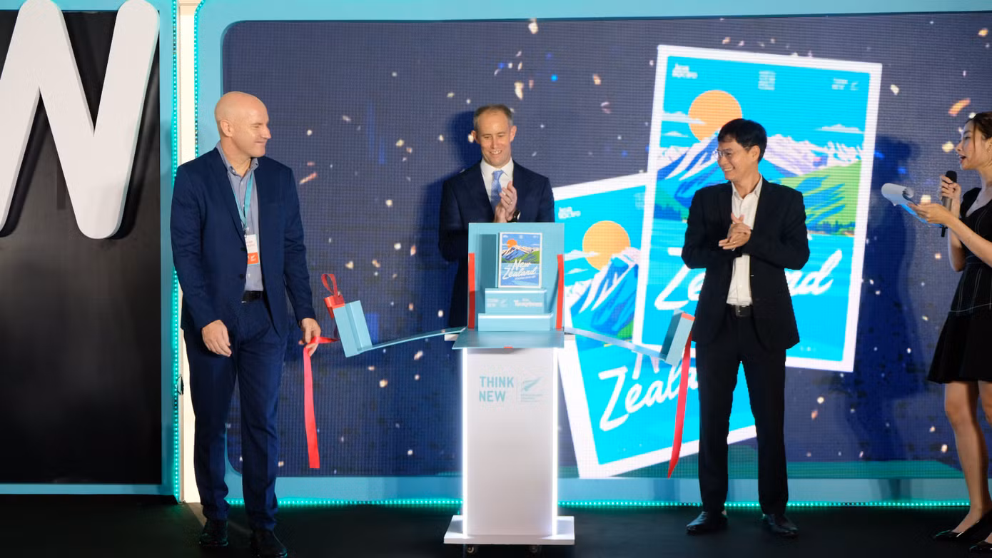 Nghi thức khai mạc ngày hội và chính thức ra mắt sách Đến New Zealand đón bình minh mới. Ảnh: Kim Bảo