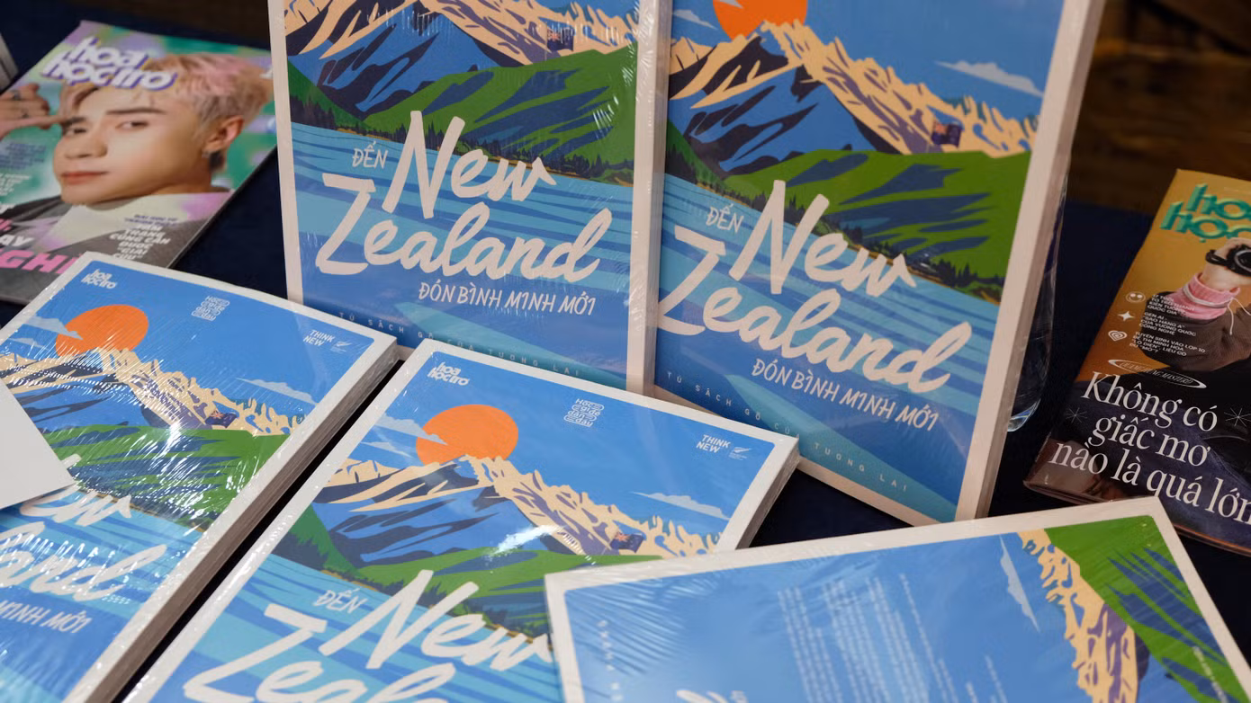Đến New Zealand đón bình minh mới là quyển sách gồm 3 chương Học - Làm - Sống tại New Zealand. Ảnh: Kim Bảo