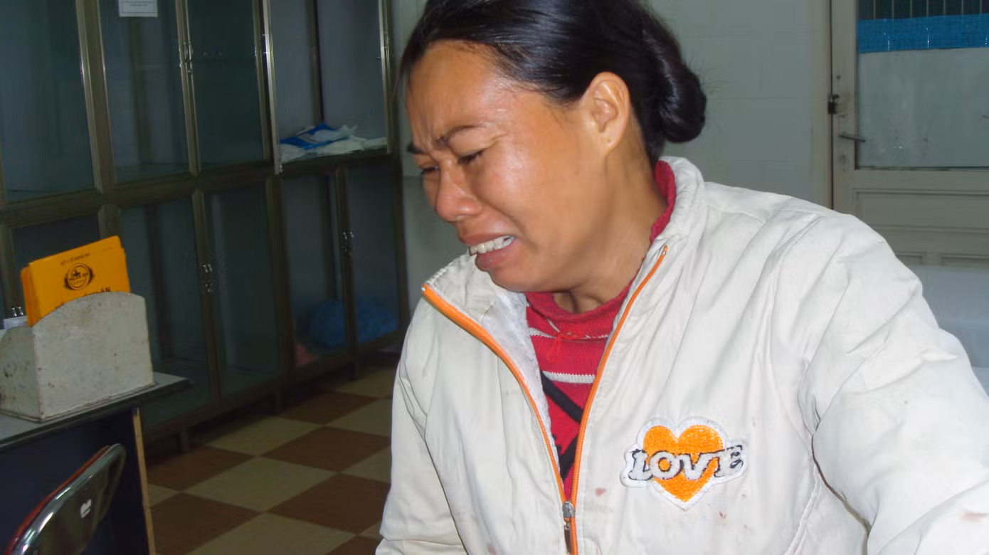 Nỗi đau hằn in trên gương mặt một người vợ có chồng bị nạn