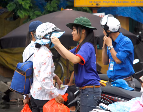 Cẩn thận đội mũ bảo hiểm cho sĩ tử và phụ huynh