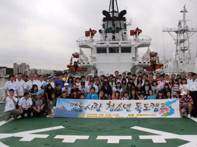 Người dân Hàn Quốc đến thăm tàu tuần tra đảo Dokdo. Ảnh: Yonhap