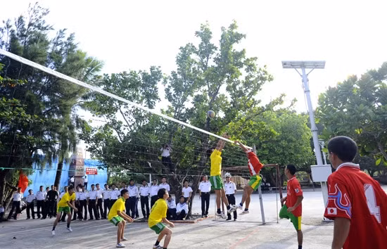 Chiều chiều, cán bộ chiến sĩ các cụm trên đảo thường thi đấu thể thao sôi nổi 