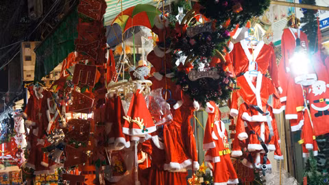 Mặc dù mặt hàng Noel năm nay nhiều chủng loại và mẫu mã lớn, nhưng đến thời điểm hiện tại, các điểm bán mặt hàng trang trí và quà tặng Noel vẫn trầm lắng, lượng khách ra vào rất ít 