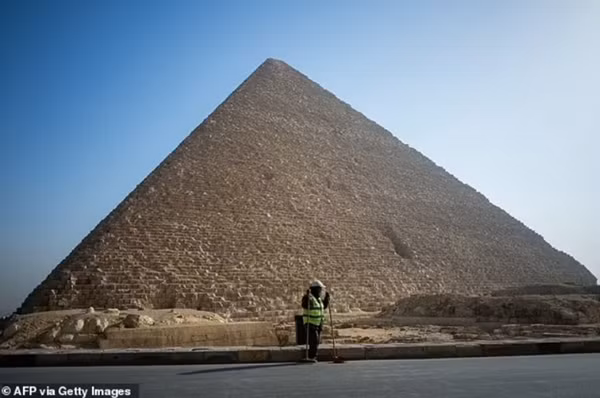 Do đây là khu vực chôn cất Pharaoh Khufu và gia đình ông, nên các nhà khoa học cho rằng có thể còn lăng mộ của một nhân vật nổi tiếng thời Ai Cập cổ đại nằm bên dưới mặt đất. Ảnh: AFP via Getty.