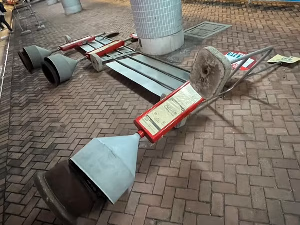 Các cột ghi giờ xe bus bị đổ do gió mạnh của bão số 3 (Yagi) tại Hong Kong (Trung Quốc). Ảnh: SCMP. Các cột ghi giờ xe bus bị đổ do gió mạnh của bão số 3 (Yagi) tại Hong Kong (Trung Quốc). Ảnh: SCMP.