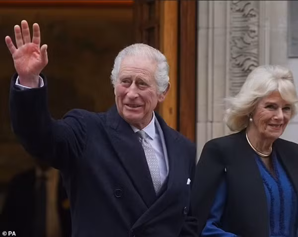 Vua Charles III xuất viện sau 3 ngày, trông ông khỏe mạnh và vui vẻ. Ảnh: PA. Vua Charles III xuất viện sau 3 ngày, trông ông khỏe mạnh và vui vẻ. Ảnh: PA.
