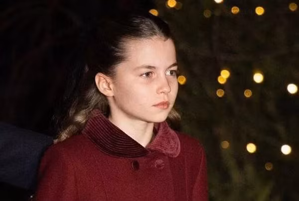 Các fan viết, nhìn ở góc độ này, Công chúa Charlotte rất giống Nữ hoàng Elizabeth II hồi trẻ. Ảnh: Getty.