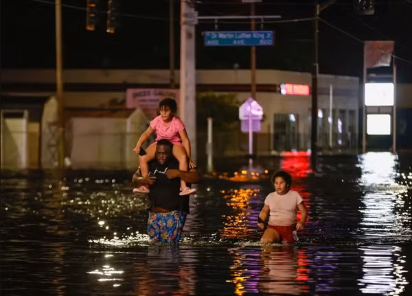 Chỉ chưa đầy 2 tuần trước, bão Helene đổ bộ bang Florida, gây thiệt hại nặng nề. Ảnh: Luis Santana/ AP.