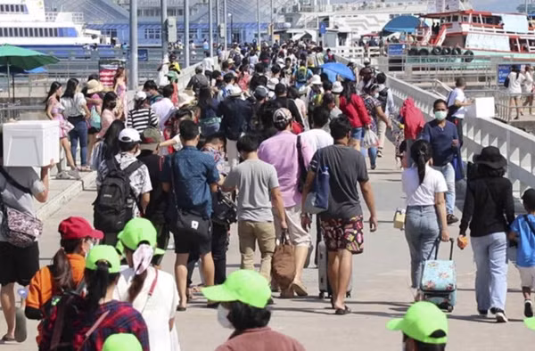 Rất đông du khách đến Thái Lan trong một dịp nghỉ lễ. Ảnh: Chaiyot Pupattanapong/ Bangkok POst.