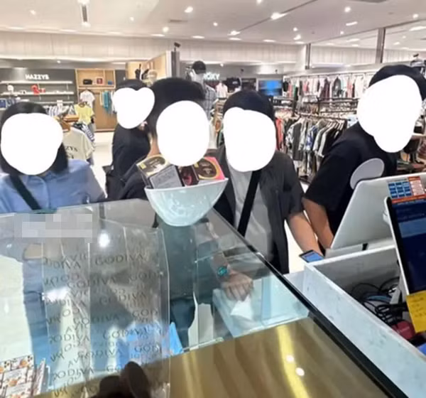 Các khách hàng bị nhân viên cửa hàng sôcôla chụp ảnh đăng lên mạng và rủa "sao không bị bão cuốn đi". Ảnh: Dcard.