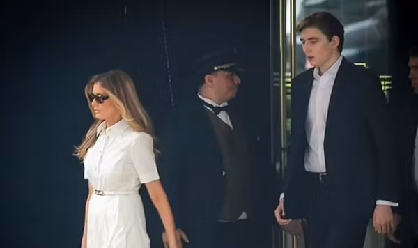 Cả bà Melania và con trai Barron đều không phải là mẫu người thích ăn mặc "xuề xòa" khi ra ngoài. Ảnh: Daily Mail. Cả bà Melania và con trai Barron đều không phải là mẫu người thích ăn mặc "xuề xòa" khi ra ngoài. Ảnh: Daily Mail.