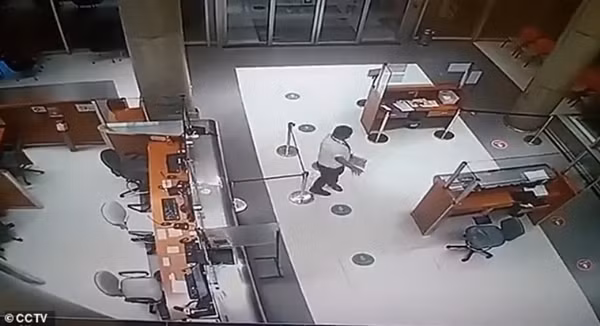 Nhân viên bảo vệ làm động tác như thể mời khách vào. Ảnh: CCTV. Nhân viên bảo vệ làm động tác như thể mời khách vào. Ảnh: CCTV.