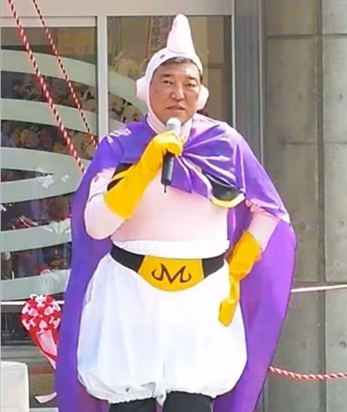 Ông Ishiba rất vui vẻ mặc đồ cosplay tại một sự kiện năm 2018 dù không được thông báo trước. Ảnh: Glamaqveen.