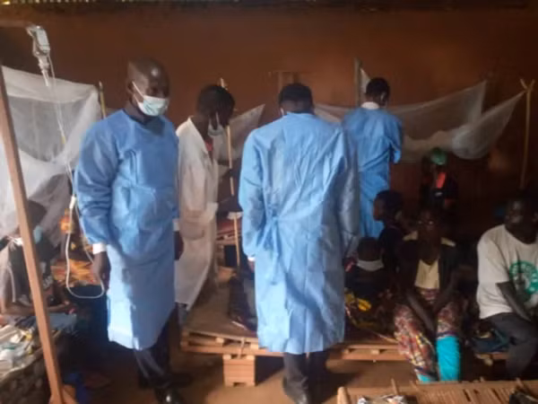 Các chuyên gia y tế đang lấy mẫu từ người bệnh ở Panzi (Congo). Ảnh: Al Jazeera.