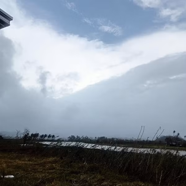 Những vệt mây kỳ lạ trên bầu trời ở thành phố Santa Ana (Philippines) khi ở đúng tâm bão Yinxing. Ảnh: Aweng Aletnac/ PWS.