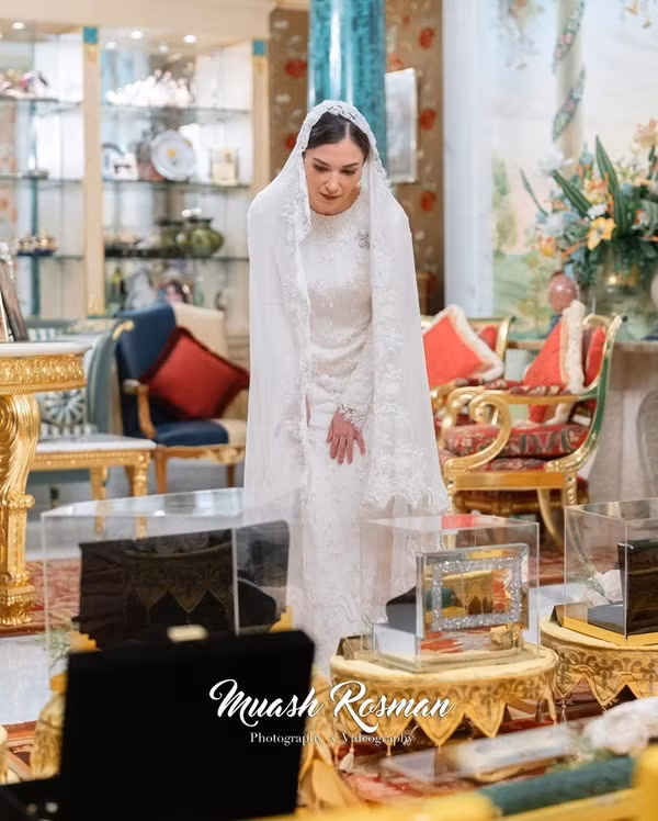 Váy cưới đầu tiên của Anisha. Ảnh: Muash Rosman. Váy cưới đầu tiên của Anisha. Ảnh: Muash Rosman.