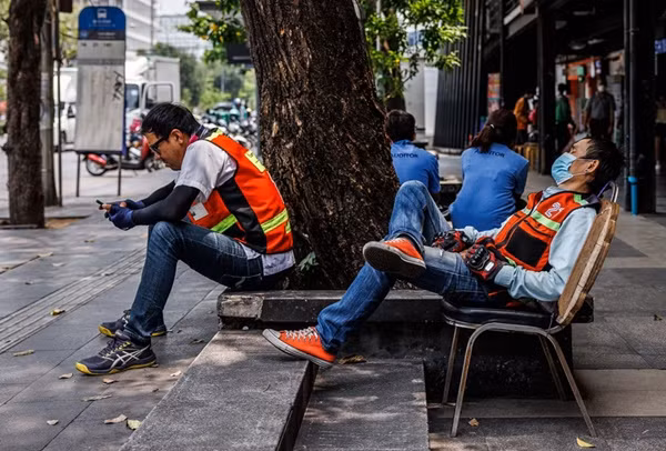 Kiểu thời tiết nóng và ẩm ở Đông Nam Á khiến nhiều người phải làm việc ngoài trời rất dễ mệt mỏi. Ảnh: Andre Malerba/ Bloomberg via Getty Images. Kiểu thời tiết nóng và ẩm ở Đông Nam Á khiến nhiều người phải làm việc ngoài trời rất dễ mệt mỏi. Ảnh: Andre Malerba/ Bloomberg via Getty Images.