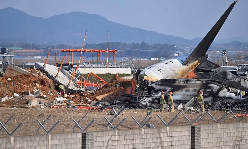 Hiện trường vụ tai nạn máy bay của Jeju Air tại sân bay quốc tế Muan (Hàn Quốc). Ảnh: Xinhua/ REX/ Shutterstock.