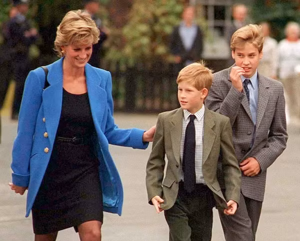 Anh em Hoàng tử William và Harry hồi nhỏ cùng mẹ - Công nương Diana. Ảnh: Anwar Hussein/ WireImage. Anh em Hoàng tử William và Harry hồi nhỏ cùng mẹ - Công nương Diana. Ảnh: Anwar Hussein/ WireImage.