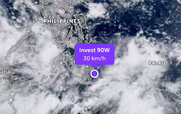 Áp thấp 90W ở gần phía Nam Philippines vào sáng nay, 13/7, được nhận định là có khả năng di chuyển vào Biển Đông trong những ngày tới. Ảnh: Zoom Earth, JMA.