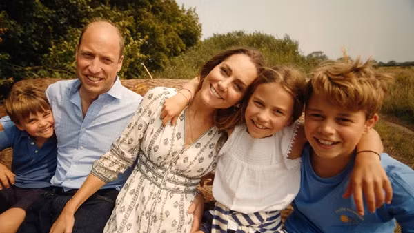 William - Kate cùng 3 con: Hoàng tử George, Công chúa Charlotte và Hoàng tử Louis. Ảnh: Cung điện Kensington.