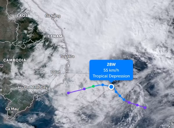 Dự báo của JTWC về cơn bão số 10 (JTWC hiện vẫn ghi là ATNĐ, ký hiệu 28W) ở thời điểm chiều 23/12. Ảnh: Zoom Earth, JMA, JTWC.