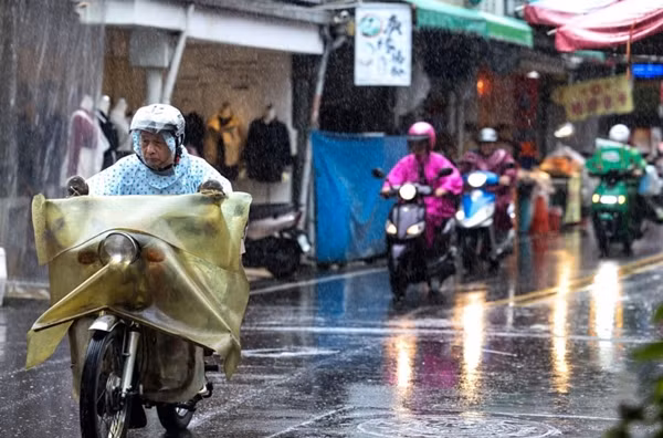 Người dân ở Đài Loan (Trung Quốc) đi trong mưa vào ngày 30/10 khi bão Kong-rey đang đến gần. Ảnh: AFP. Người dân ở Đài Loan (Trung Quốc) đi trong mưa vào ngày 30/10 khi bão Kong-rey đang đến gần. Ảnh: AFP.