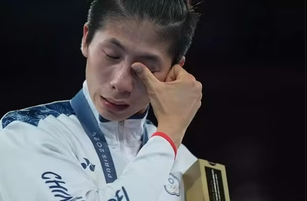 Một võ sĩ khác gây tranh cãi giới tính ở Olympics Paris là Lin Yu-ting (Đài Loan, Trung Quốc) đã bật khóc khi nhận Huy chương Vàng trong môn boxing nữ hạng cân 57 kg. Ảnh: John Locher/ AP.