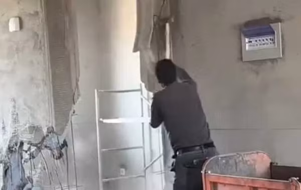 Cô Dong dẫn thợ lên căn hộ ở tầng 8 và bảo họ sửa chữa theo ý mình. Ảnh: Oriental Daily News. Cô Dong dẫn thợ lên căn hộ ở tầng 8 và bảo họ sửa chữa theo ý mình. Ảnh: Oriental Daily News.
