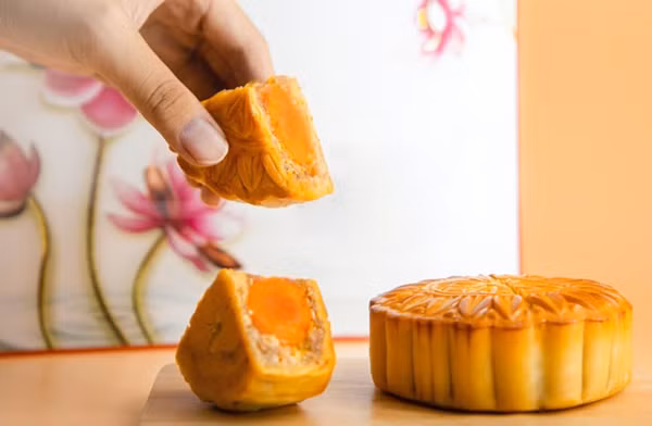 Nữ thí sinh dùng phiếu giảm giá bánh trung thu để "hối lộ" người chấm thi thực hành lái xe. Ảnh minh họa: Thatsmags. Nữ thí sinh dùng phiếu giảm giá bánh trung thu để "hối lộ" người chấm thi thực hành lái xe. Ảnh minh họa: Thatsmags.