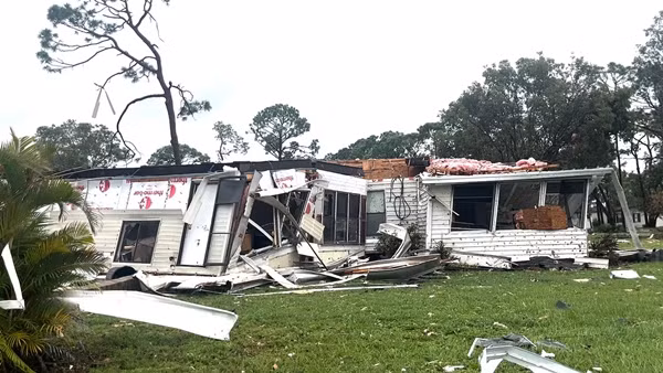 Nhà bị sập ở thành phố Fort Myers (bang Florida) sau một trận lốc xoáy "dẫn đường" của bão Milton. Ảnh: WZVN.