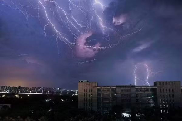 Rất nhiều sấm sét ở Hải Khẩu (Hải Nam, Trung Quốc) vào đêm qua. Ảnh: RT.