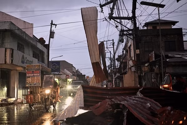 Nhà cửa ở tỉnh Aurora (Philippines) bị siêu bão Man-yi phá hỏng. Ảnh chụp ngày 18/11. Ảnh: Noel Celis/ AP.