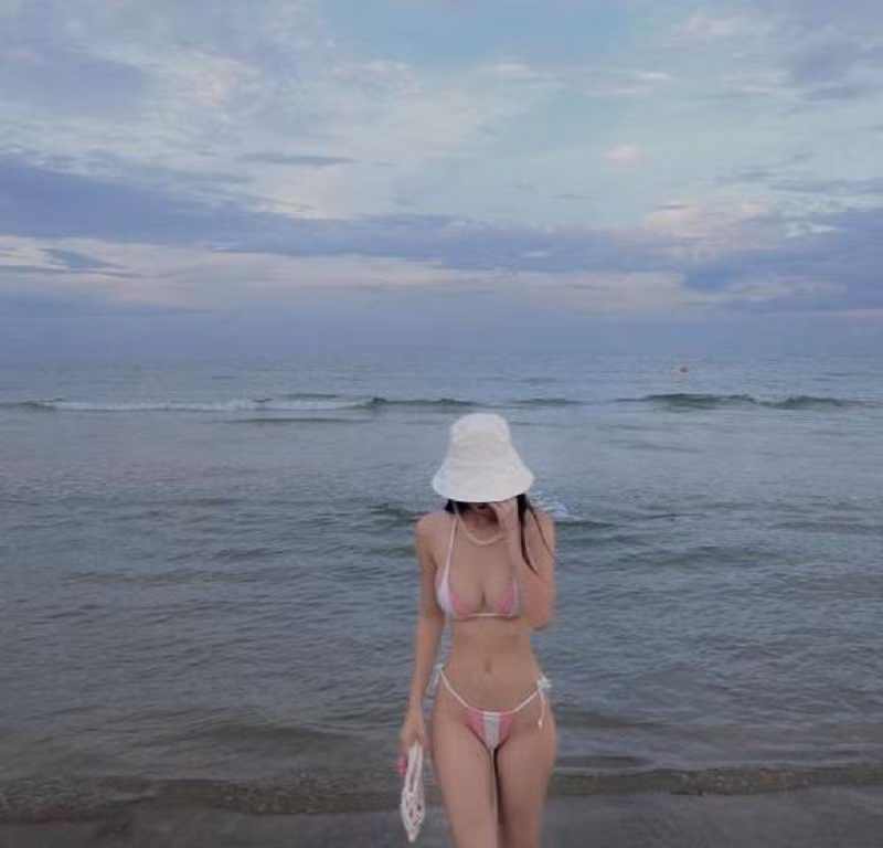 Jun Vũ vô cùng gợi cảm khi diện bikini bé tí.