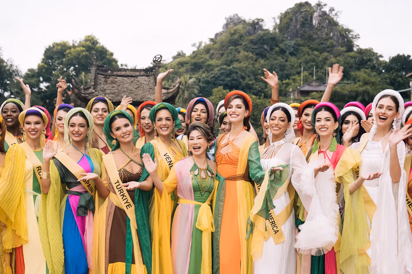 Các người đẹp chụp ảnh ở chùa Thầy.