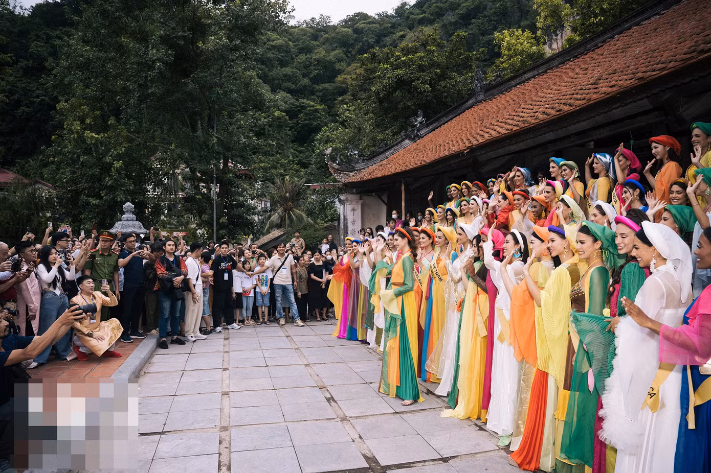 Các người đẹp chụp ảnh ở chùa Thầy.