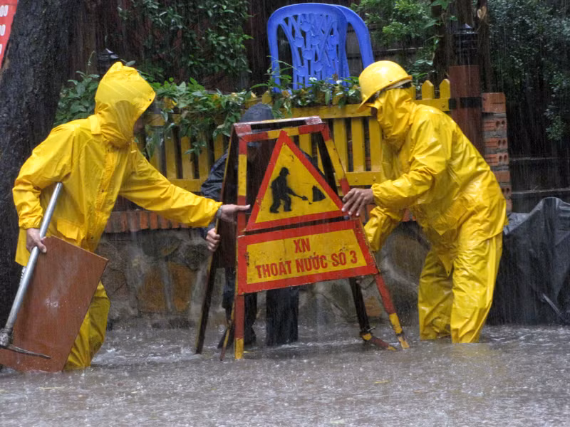 Nhân viên xí nghiệp thoát nước số 3 có mặt tại các điểm đen để khơi thông cống rãnh