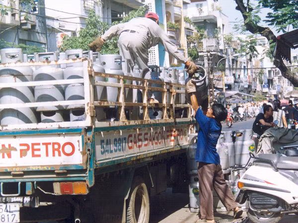 20 -30% lượng gas trên thị trường TPHCM là gas nhái, gas lậu. Ảnh: HT