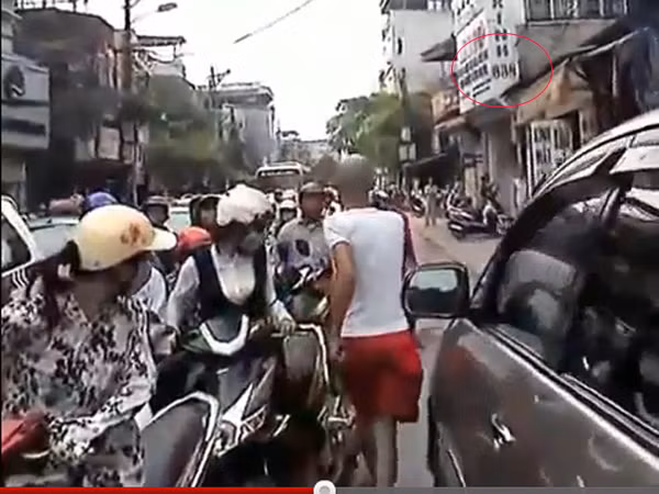 Dùng điếu cày phân làn đường. Ảnh chụp từ video clip. Anh Hùng dùng điếu cầy phân làn đường, Ảnh chụp từ video clip