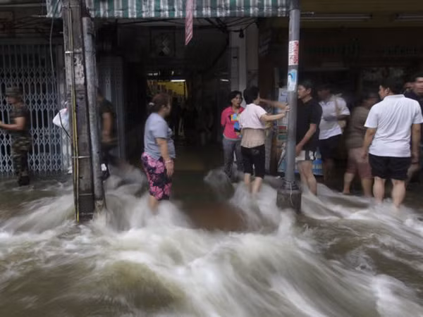Nước lũ đã tràn vào một số cửa hàng ở trung tâm Bangkok ngày 29-10