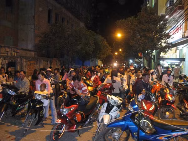 Dù bị chặn đường không vào được địa điểm bắn pháo hoa nhiều người vẫn kiên trì chờ