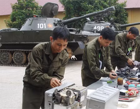 Sửa chữa phần thông tin trên xe tăng - thiết giáp