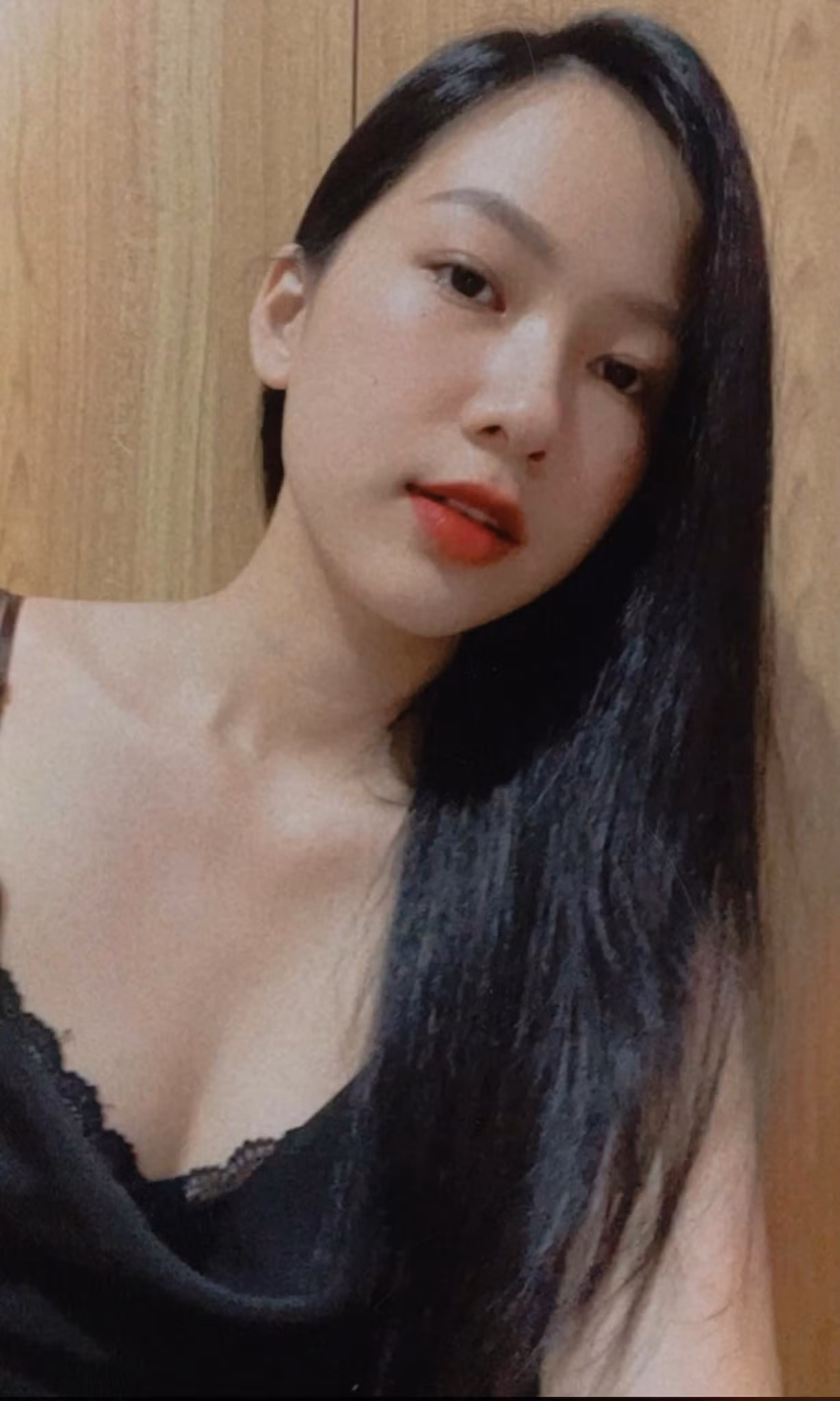 Người đẹp làn da HHVN 2020 Phạm Thị Phương Quỳnh diện áo cổ chữ V khoe làn da trắng sứ quyến rũ. Người đẹp làn da HHVN 2020 Phạm Thị Phương Quỳnh diện áo cổ chữ V khoe làn da trắng sứ quyến rũ.