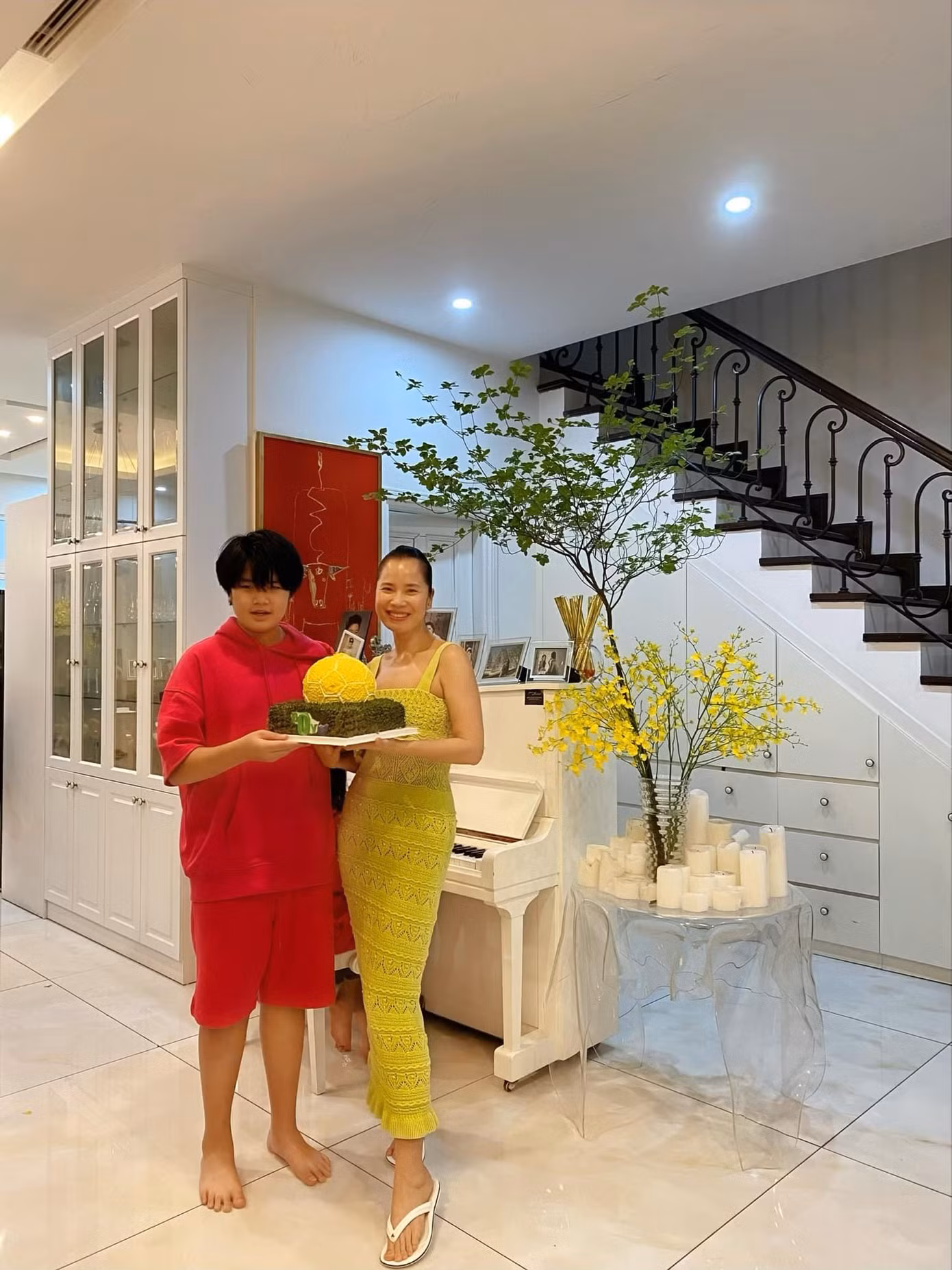 Á hậu Việt Nam 1998 Ngô Thuý Hà tổ chức sinh nhật ấm cúng tại gia cho con trai. Á hậu Việt Nam 1998 Ngô Thuý Hà tổ chức sinh nhật ấm cúng tại gia cho con trai.