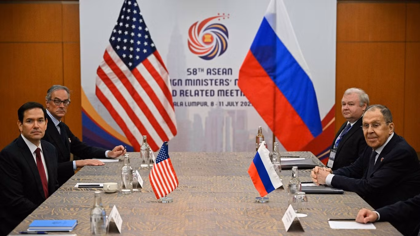 Ngoại trưởng Mỹ Marco Rubio và Ngoại trưởng Nga Sergey Lavrov gặp nhau tại Kuala Lumpur (Malaysia) ngày 10/7. (Ảnh: AP)
