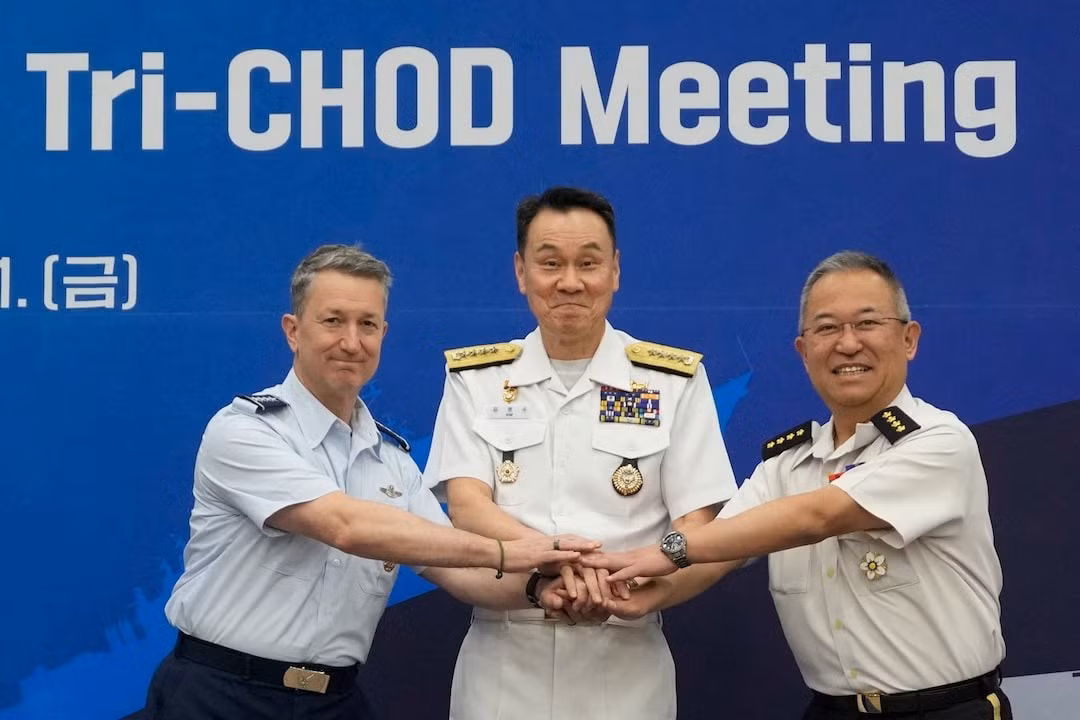Chủ tịch Hội đồng Tham mưu trưởng Liên quân Hàn Quốc Kim Myung-soo (giữa), Tổng Tham mưu trưởng quân đội Nhật Bản Yoshihide Yoshida (phải) và Chủ tịch Hội đồng Tham mưu trưởng Liên quân Mỹ Dan Caine trong cuộc họp tại Seoul (Hàn Quốc). (Ảnh: Yonhap)