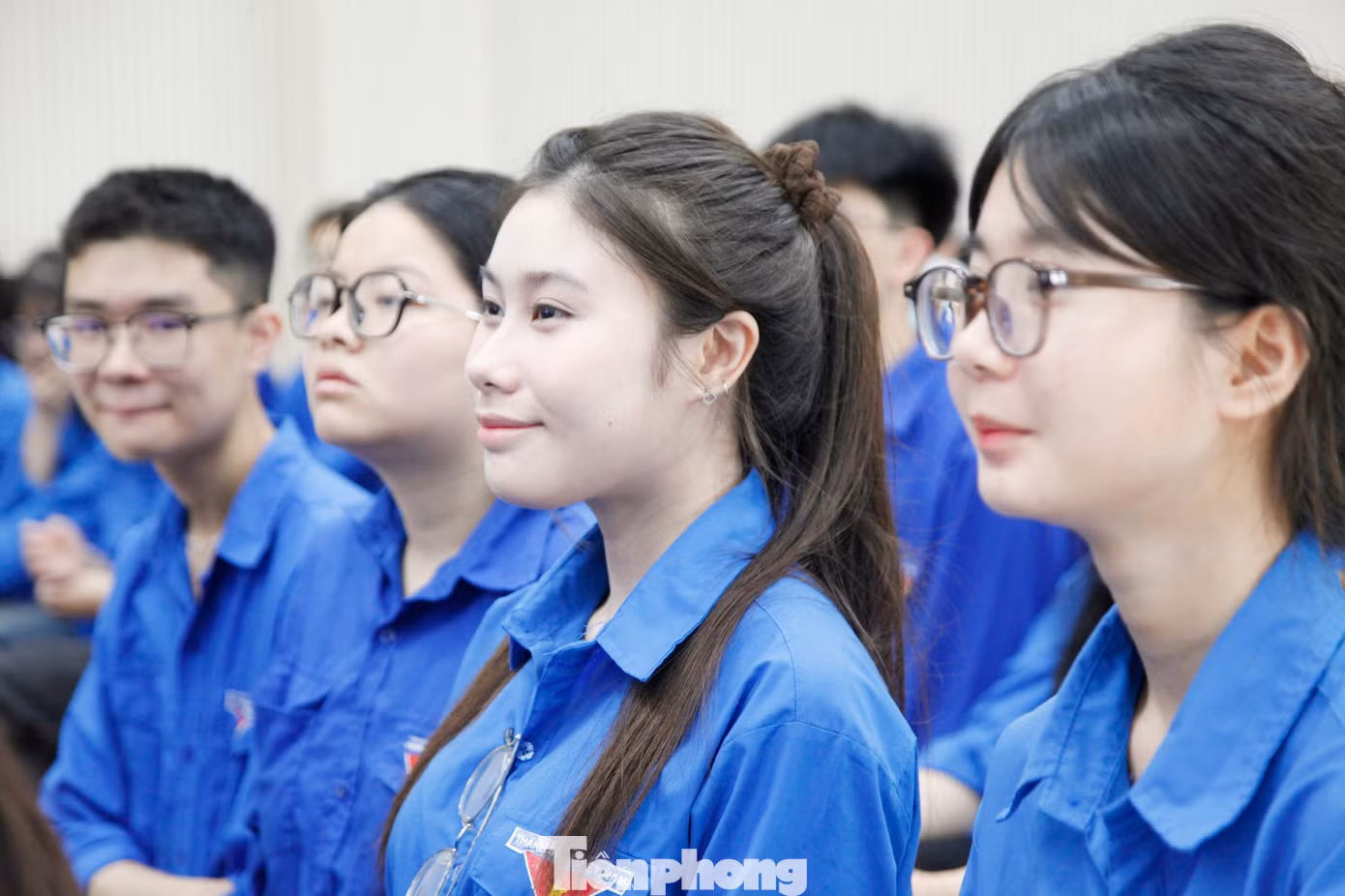 Nguyễn Trúc Vi (giữa) – học sinh lớp 11 trường THPT Hàn Thuyên (thành phố Bắc Ninh) cho biết, phiên tòa rất hữu ích trong việc giáo dục pháp luật và xây dựng lối sống đẹp. Ảnh: Nguyễn Thắng