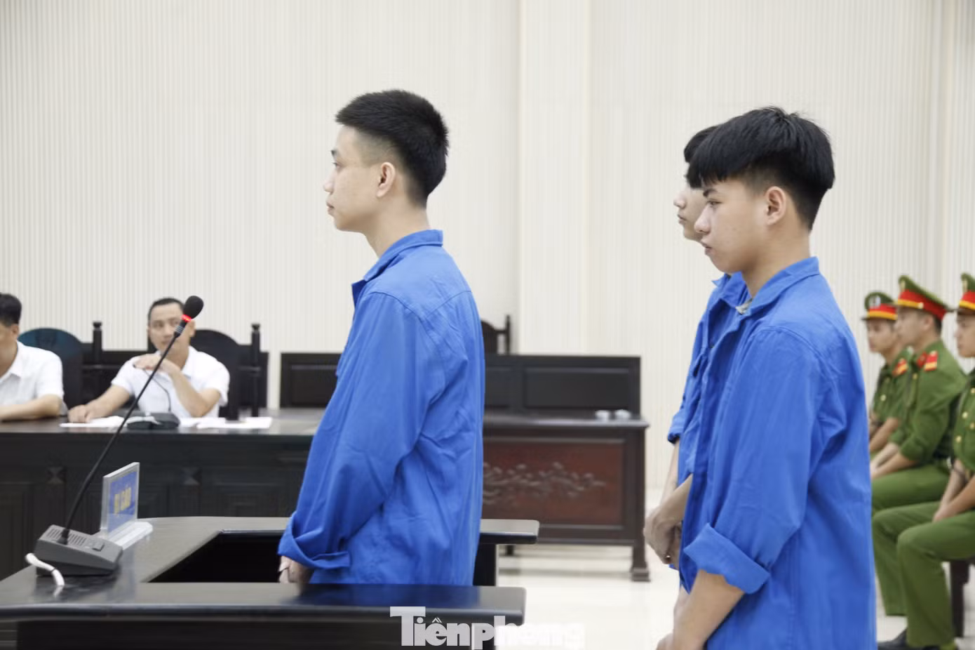 Trên đường, Huy, Quân và Đạt thấy anh T.V.N (SN 2005, ở tỉnh Yên Bái) điều khiển xe mô tô chở theo L.V. Q (SN 2007, ở Thanh Hóa) đi đường ở phường Phương Liễu (thị xã Quế Võ) bật đèn pha, đèn trước và đèn hiệu nhấp nháy. Huy, Quân và Đạt đuổi đánh N và Q, làm xe anh N bị mất lái đâm vào cột điện. Anh N và Q văng ra khỏi đường, Q bị tử vong tại chỗ. Huy, Quân và Đạt đều bị truy tố về tội “Giết người". Ảnh: Nguyễn Thắng