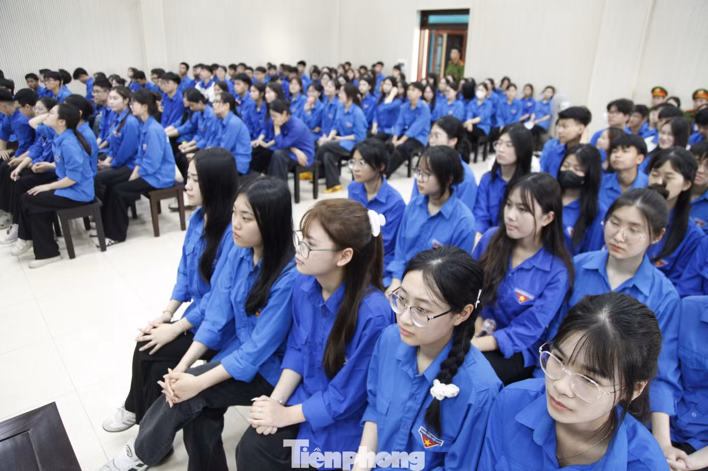 Qua phiên tòa xét xử các bị cáo ở tuổi thanh thiếu niên, nhiều học sinh có thêm kiến thức pháp luật thực tế, từ đó thấy được hậu quả của hành vi vi phạm pháp luật. Ảnh: Nguyễn Thắng